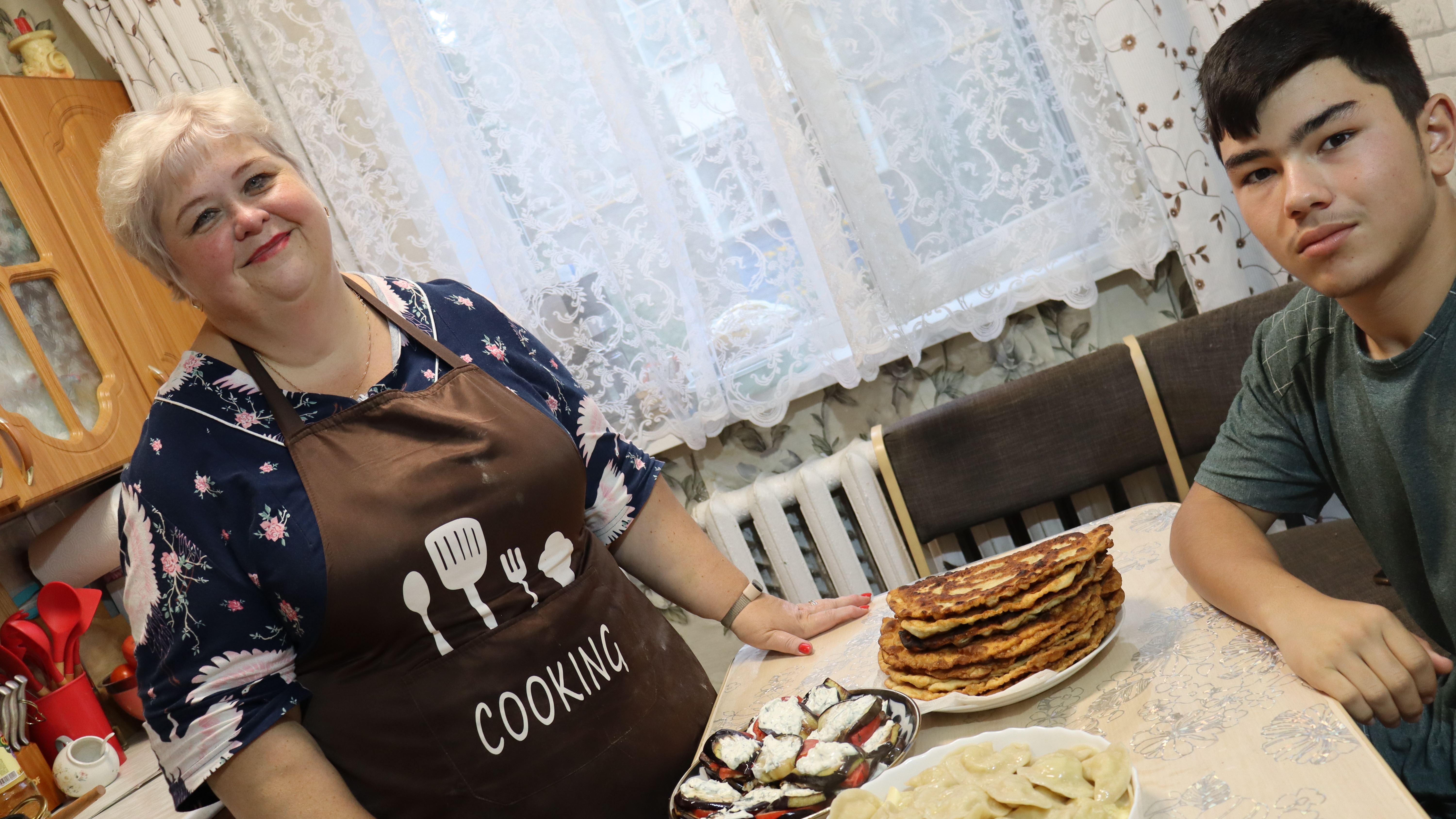 У нас сегодня дежурный на кухне а я помогаю. Готовим вареники и вкусные баклажаны.