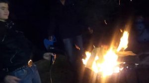 Как распалить костер, если дрова сырые