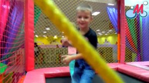 Детский развлекательный центр с горками и батутами бассейном с шариками Гонки на Bibicar, PonyCycle