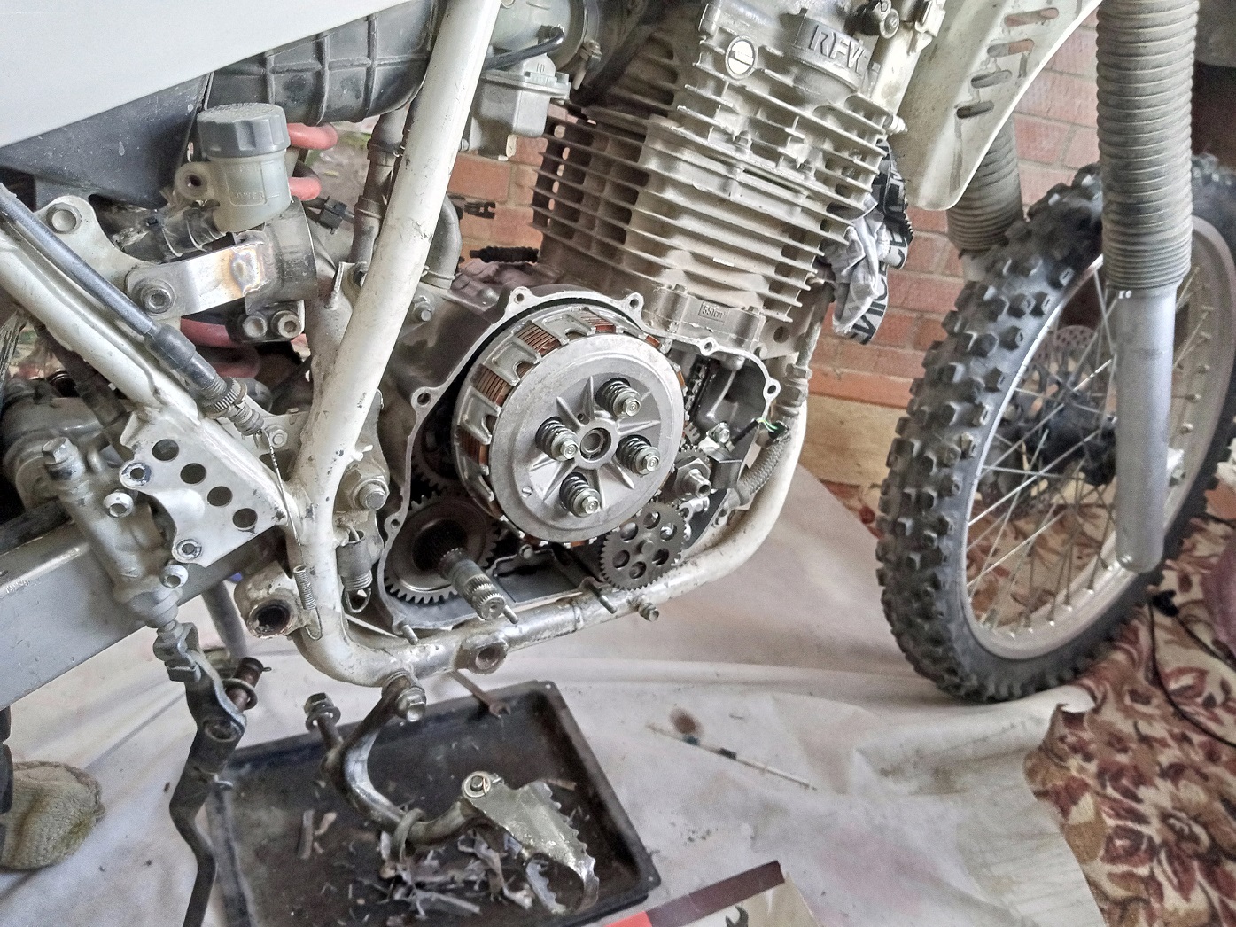 Хонда XR600RM разборка корзины (ФУФТЫ) сцепления замена сальника рычага муфты  сцепления-(КОРЗИНЫ) смотреть онлайн