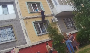 В Кемеровской области полицейские не дали выпасть из окна двухлетнему мальчику