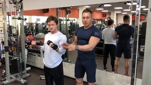 5.18. Одновременное сгибание рук с гантелями с супинированием смотреть онлайн