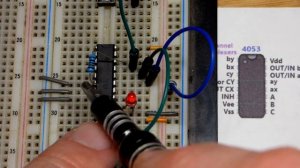 4053 CD4053 IC pin layout and 2 channel multiplexer demo circuit schematic by electronzap