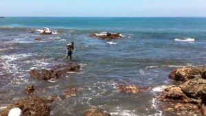 Fisherman, Costa Rica, Jaco, Pacific ocean # Рыбак ловит лобстеров в Коста Рике