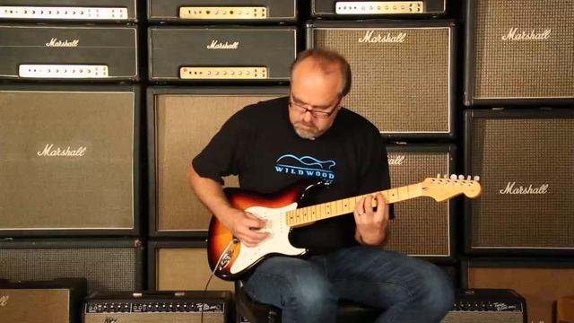 Fender Custom Shop Custom Deluxe Stratocaster • SN: XN9272 смотреть онлайн