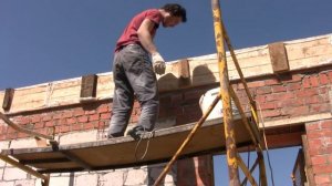 Установка опалубки армопояса с помощью лазерного уровня. Реконструкция дома (видео № 60).