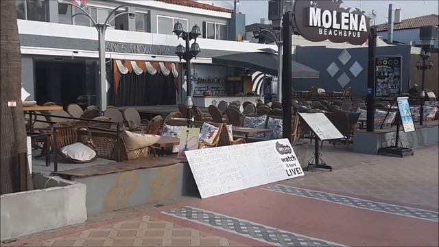 Пляж и море в Мармарисе. Бархатный сезон в Турции, в октябре.