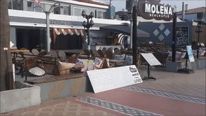 Пляж и море в Мармарисе. Бархатный сезон в Турции, в октябре.