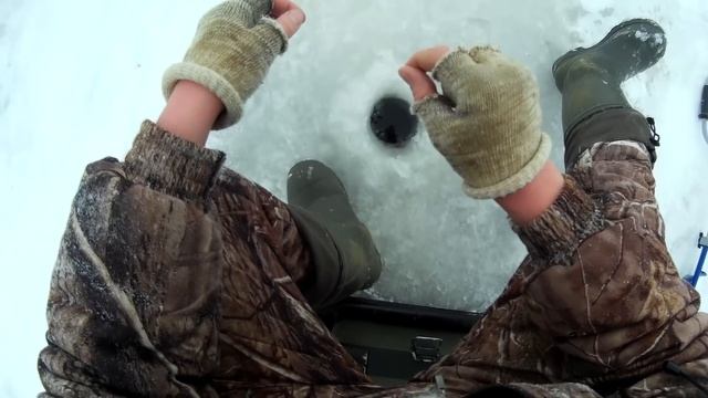 Ловля окуня зимой на Каме / Поиск окуня / Ловля окуня на мормышку / Perch fishing - выпуск №4 смотреть онлайн