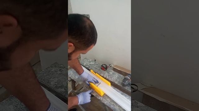 Монтаж потолочного плинтуса из пенопласта  паталок   пенопласт   багет ёпиштириш