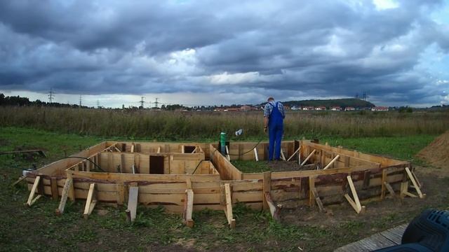 Фундамент под баню. Баня из сруба. Ленточный фундамент. #фундамент #баня #самострой смотреть онлайн