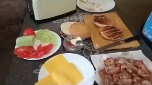 Готовим чизбургер с беконом с помощью тостера kitfort kt-2014-2.#китфорт #kitfort