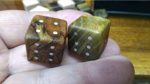 Кубики деревянные из корневища дуба и шелковицы. С инкрустацией металлом.