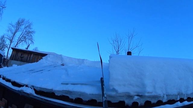Самодельное приспособление для чистки снега с крыши!!! смотреть онлайн