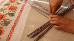 Новогодние санки. Плетение из газетных трубочек.