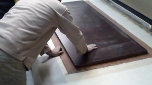 Загрузка материала в мембранно-вакуумный пресс