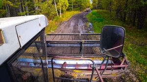 Закончили убирать ячмень. Длинный перегон комбайна Палессе GS-12 с жаткой по грязи с поля на базу.