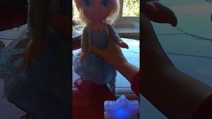 Функциональная интерактивная кукла Эльза со снежинкой Северное сияние Disney Frozen Холодное сердце