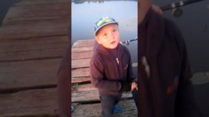 Мальчик ловит рыбу часть 1