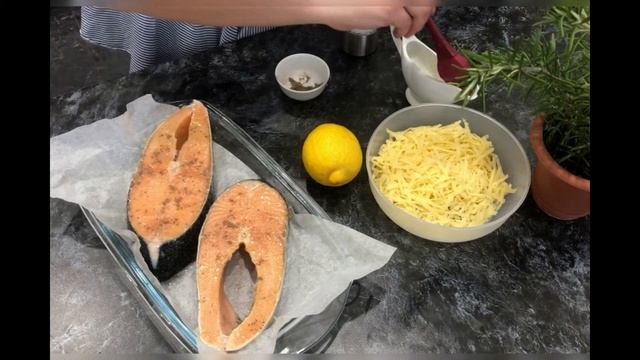 Семга запечённая под сыром в духовке. Праздничный ужин за пол часа #сёмга #праздничное меню смотреть онлайн