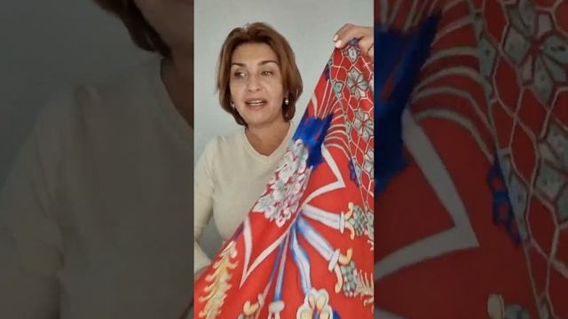 Зеленый и красный платки из шерсти, на что способны? Идеи, как носить с пальто, примеры драпировки