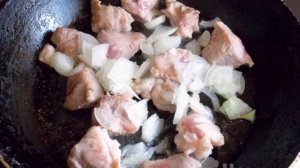 Тушеная утка с картошкой на сковороде