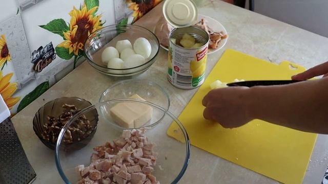 Салат из курицы с ананасом/ Как приготовить салат с ананасом смотреть онлайн