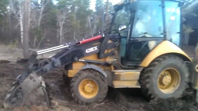 Погрузчик экскаватор CAT 428E корчевка пня