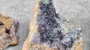 На жиле фантомного кубического Флюорита.