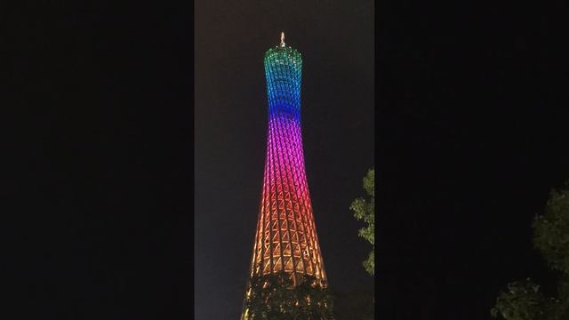 Гуанчжоу. Центральная башня вечером. Canton tower.