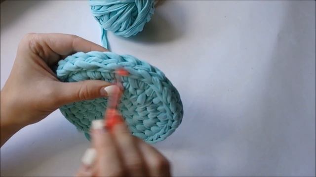 Вязаная корзинка из трикотажной пряжи крючком жаккард рисунок сердечко Трикотажная пряжа