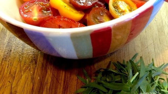 Салат с помидорами и зеленью