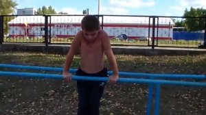 упражнения на , турнике, брусьях. Саша и Никита 10 11 лет