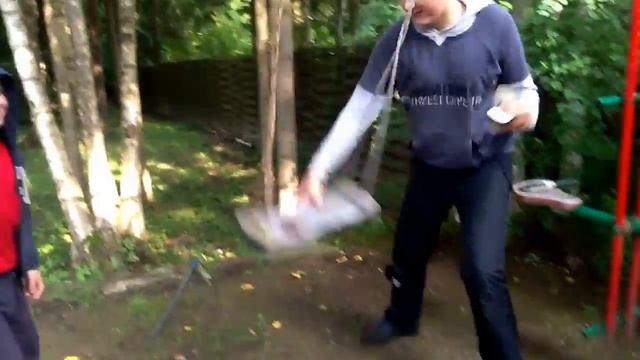 Как же весело качаться на качелях