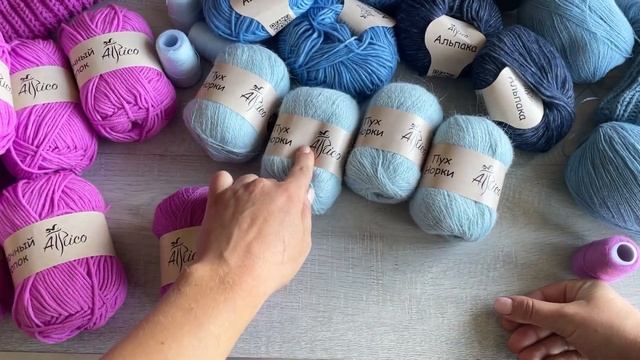 Много новой пряжи?Вяжу аксессуары: шапки, снуды, варежки