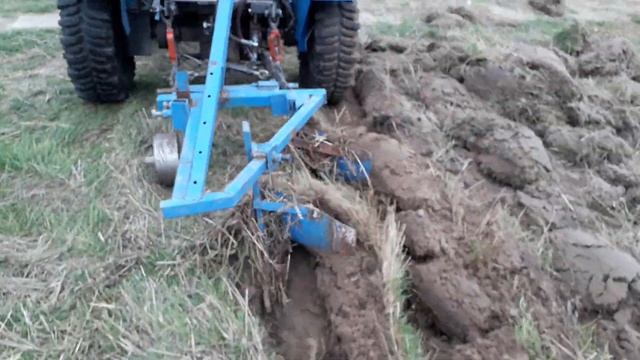 Оранка саморобним плугом мототрактор 4×4 смотреть онлайн