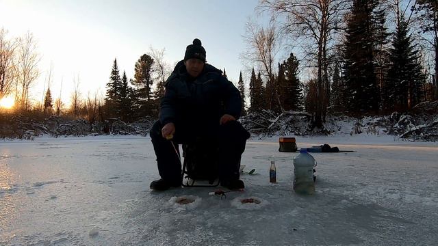 #Первый лёд#таёжная речка Кузбасса Катат#ловим щуку плотву #зарыбляем водоём# смотреть онлайн