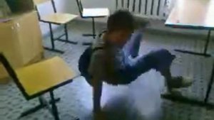 мальчик упал со стула