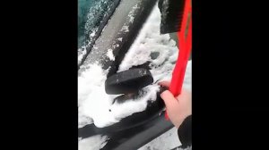 Как очистить зимой машину от снега и льда.