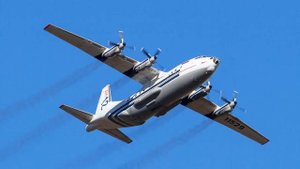 Красивый звук (гул) летящего в небе самолета Ан-12 (11529)