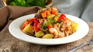 Ленивый рецепт в рукаве.
КАРТОШКА С КУРИЦЕЙ И КАБАЧКАМИ