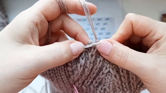 Шапка спицами Джамбия. Вязаная шапка. Женская шапка. Шапка с отворотом.