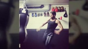 Скотт Эдкинс тренируется