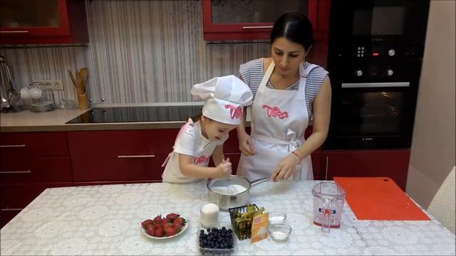 Торт с заварным кремом, украсим Физалисом, клубникой и голубикой! Рецепт от канала Вика ТВ