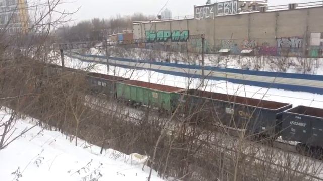 Тепловоз 2ТЭ116-*** с грузовым поездом следует по перегону Екатеринбург пасс-Шарташ смотреть онлайн