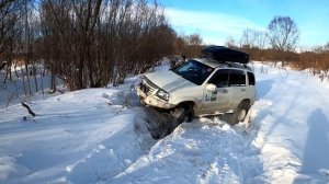 Зимний оффроад. Nissan Patrol, Suzuki Escudo, Toyota LC Prado на снежном бездорожье.