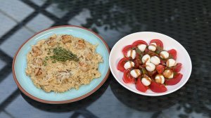 Перловка с белыми грибами и морскими гребешками. Салат из томатов и моцареллы