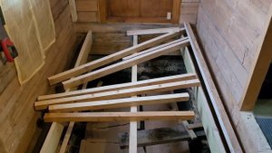 Пол в прихожей в доме на винтовых сваях.