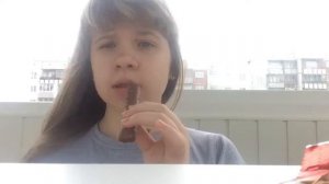 Пробую Twix с имбирным печеньем!