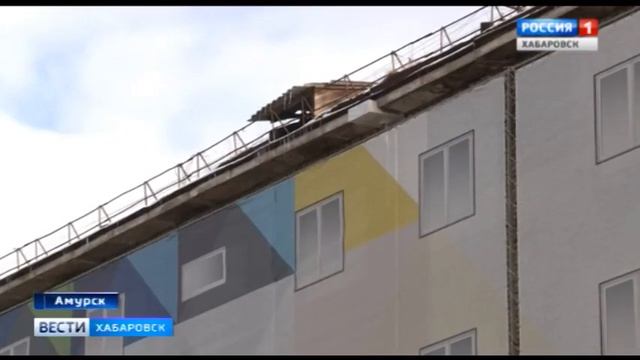 Заброшенные дома в Амурске декорируют